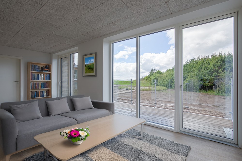 Stue med store vinduer